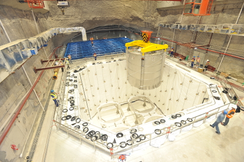 3号实验厅中，110吨重的中微子探测器正在吊装入10米深的水池中