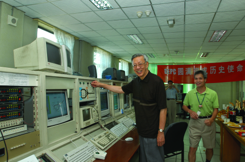 2005年7月，北京正负电子对撞机一期完成历史使命，方守贤院士关闭运行开关