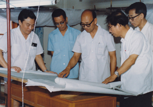 谢家麟、方守贤先生和设计人员一起研究对撞机的工程设计