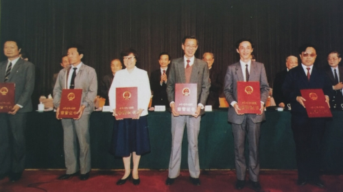 1991年5月24日，北京正负电子对撞机工程建设表彰大会举行，对撞机工程经理方守贤等工程建设参加单位的代表领奖
