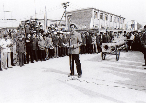 1986年5月6日，北京正负电子对撞机第一根加速管安装前，工程总经理方守贤做动员