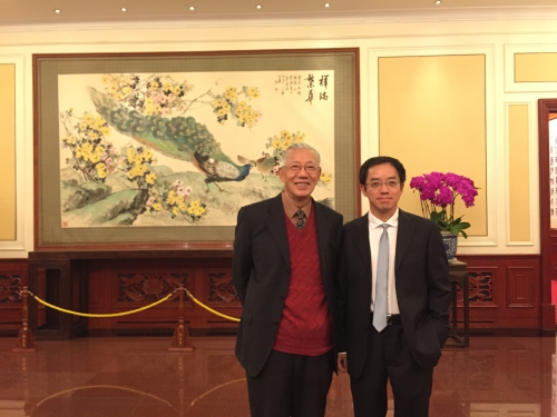 2014年10月31日，方守贤院士和高能所副所长秦庆在中美高能物理合作联合委员会第35次会议期间合影