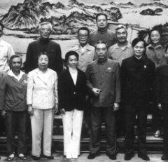 1972年周恩来总理接见来访的杨振宁夫妇，张文裕先生陪同