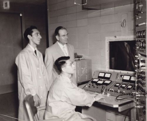 上世纪50年代，在45MeV医用电子直线加速器控制台上工作
