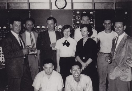 1950年，与美国斯坦福大学同事在1GeV电子直线加速器控制台前