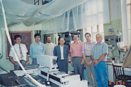 1993年，在莫斯科库恰托夫研究所参观扭摆磁体实验室
