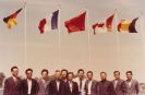 1978年，高能加速器设计考察组在FNAL升起中国国旗后合影留念，谢家麟（右四）