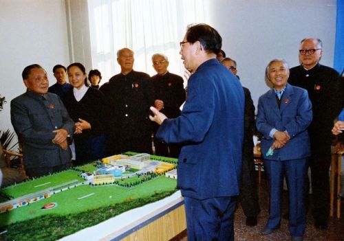1984年，向邓小平同志汇报对撞机设计方案