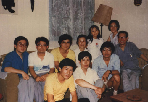 1988年，与学生在家中