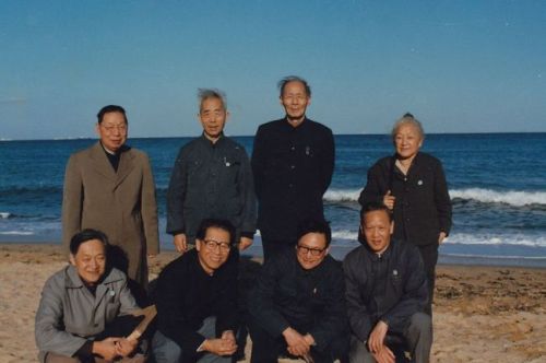 1985年，在北戴河召开的第三届高能物理学会第二届会员代表大会，在海滨合影留念