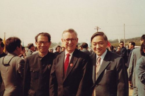 1984年，北京正负电子对撞机奠基典礼上，与叶铭汉（右）、美国能源部法勒（中）合影