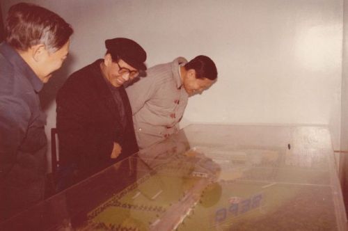 1986年，陪同杨振宁（右）参观北京正负电子对撞机模型，左一为叶铭汉