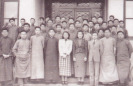 1940年在北京燕京大学物理楼前物理系全体员工合影（二排右三谢家麟）