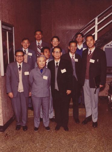 1980年，高能加速器考察组在美国LBL研究所（谢家麟，前右一）