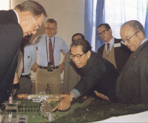 1982年，谢家麟向美国同行介绍北京正负电子对撞机的设计方案