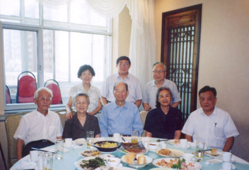 2004年，谢家麟夫妇与老同事一起庆贺84岁生日时合影