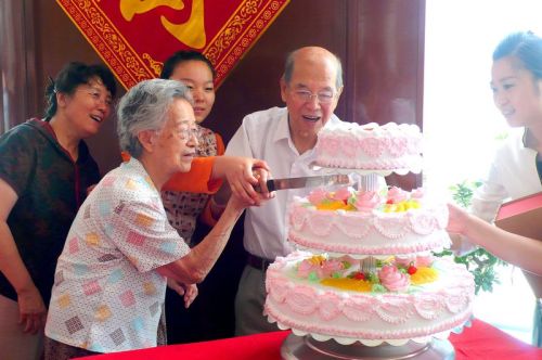 谢家麟院士和家人一起庆祝90岁生日