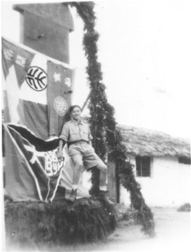1946年，叶铭汉在西南联大纪念碑前