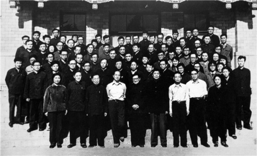 1979年，李政道教授为研究生讲授粒子物理和统计物理两门课（前排左二为叶铭汉）