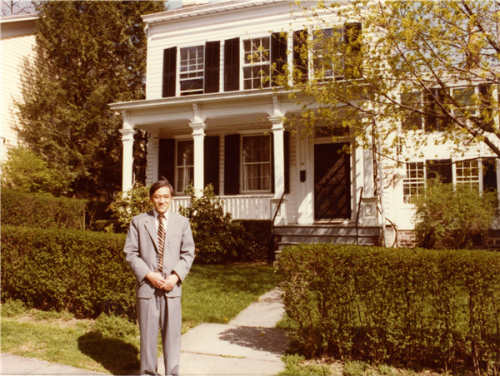 1981年，叶铭汉在普林斯顿大学做访问学者期间，在爱因斯坦故居前留影