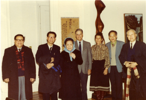 1981年，在美国费米国家实验室Wilson所长家中做客（右二为叶铭汉）