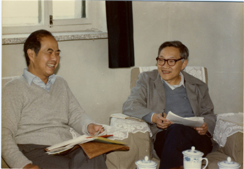 1984年，叶铭汉（右一）与李政道讨论北京正负电子对撞机建造方案中的问题