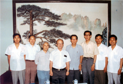 1984年，叶铭汉（左二）等接待美国斯坦福直线加速器中心所长、中科院院长顾问潘诺夫斯基来访
