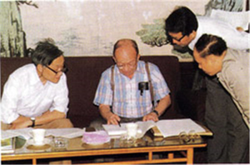 1984年，叶铭汉（左一）等接待美国斯坦福直线加速器中心所长、中科院院长顾问潘诺夫斯基来访
