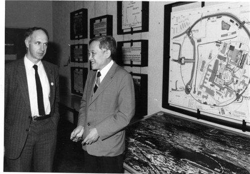 1984年，叶铭汉访问德国电子加速器研究所，与所长Soergel交谈