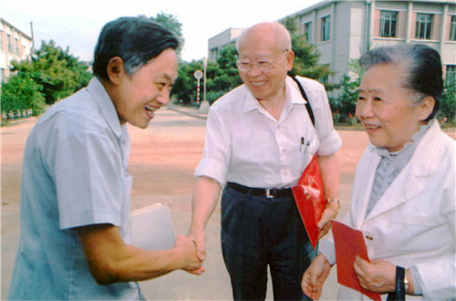 1984年，叶铭汉接待袁家骝、吴健雄来访