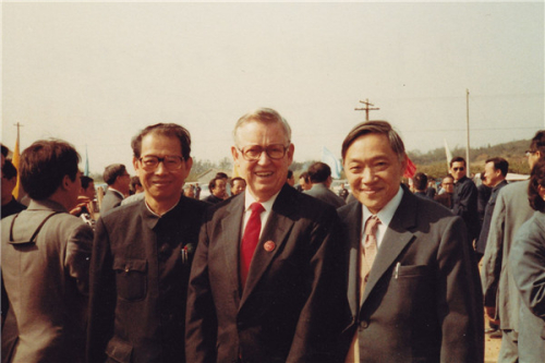 1984年10月7日，在北京正负电子对撞机工程奠基典礼上（右一为叶铭汉）