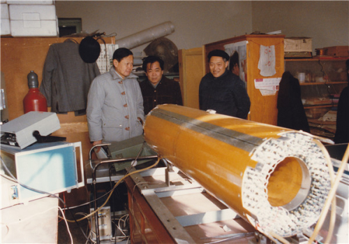 1984年12月，叶铭汉（右一）向杨振宁介绍北京谱仪中心漂移室的研制情况