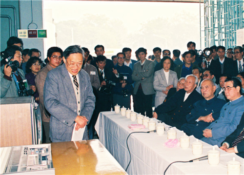 1988.10.24.在谱仪大厅向中央领导介绍BEPC工程