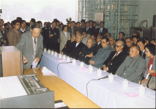 1988年10月24日，北京正负电子对撞机建成并对撞成功后，叶铭汉向邓小平等中央领导汇报