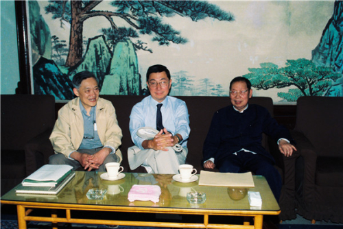 1989年5月，叶铭汉（左一）与丁肇中、赵忠尧合影