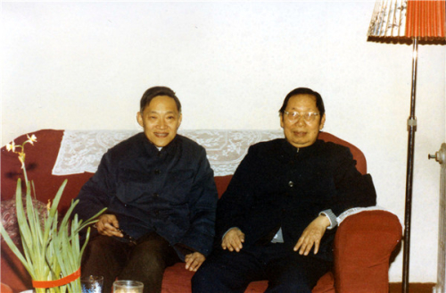 1993年，叶铭汉（左一）在赵忠尧家中合影