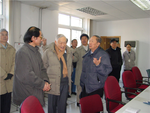 2003年，叶铭汉（左二）参加BEPC直线加速器分支线改进和e、π试验束项目验收