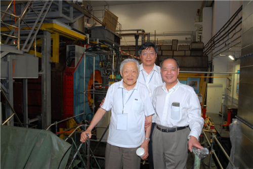 2007年，BEPCII三台超导磁体联合励磁成功，叶铭汉（左一）、李政道、陈和生在BESIII前留影