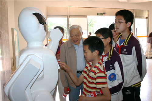 2011年5月，高能所公众科学日上，叶铭汉为中小学生讲解科普知识